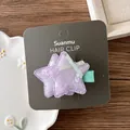 Détail d'une pince à cheveux étoile à paillettes mauves avec dentelle et ruban - Violet