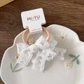 Dettaglio di un elastico per capelli con fiocco in pizzo bianco su vassoio in ceramica - Stile Pizzo Elastico Albicocca / Elastico a Coda di Rondine in Pizzo