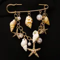 Broche de imperdible dorado con conchas marinas, estrella de mar y perlas blancas - Dorado (S305)