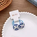 Blauw geruite haarelastiekjes met witte strikjes op een decoratieve witte schaal - Haarelastiekje / Blauw Geruit Haarelastiekje