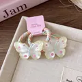 Détail d'élastiques papillons translucides à pois roses avec cordon tressé coloré - Beige