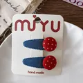 Détail de barrettes en tissu faites main avec motif bleu et pois rouges sur carte support - Style Bouton Rond à Pois Rouges (Lot de 2)
