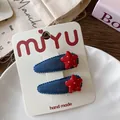 Détail de barrettes en jean bleu avec étoiles rouges à pois sur carte de support - Style Étoile à Pois Rouges (Lot de 2)