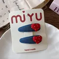 Détail de pinces à cheveux en denim bleu avec cœurs à pois rouges sur carte - Style Cœur à Pois Rouges (Lot de 2)