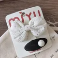 Detailansicht der handgefertigten gepunkteten Haarschleifen und Perlenclips auf Karton - Runde Schleife Set