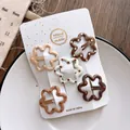 Dettaglio di cinque fermagli per capelli a fiori color caffè su cartoncino - Fiori e Pois / 5 Pezzi / Caffè latte