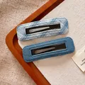 Nahaufnahme von blauen Stoff-Haarspangen mit Karo- und Denim-Texturen im 2er-Set - Quadratgruppe / Blau-Serie