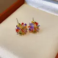 Pendientes de botón con flores de cristal multicolor en una elegante caja de joyería lujo - Flor / Multicolor/Dorado