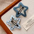 Detail von sternförmigen Haarspangen aus Denim und Karo-Stoff auf Canvas-Hintergrund - Sterngruppe / Blau-Serie