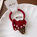 Dettaglio dell'elastico per capelli rosso a maglia con fragole e perline lucide - Gelato