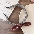 Détail d'un serre-tête à carreaux marron avec un nœud à pois de style vintage - Serre-tête à Pois avec Nœud