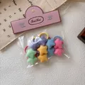 Detalle de gomas de pelo de felpa con forma de estrella en bolsa con tarjeta púrpura - Grupo Estrella Peluche