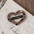 Détail d'une pince à cheveux en peluche léopard en forme de cœur avec étiquette - 3-Cœur