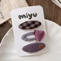 Détail de 3 barrettes à cheveux en velours et à carreaux sur carte de support - Style Cœur Violet à Carreaux