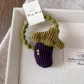 Dettaglio dell'elastico per capelli in velluto a coste ricamato con cristallo e onde - Melanzana viola