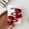 Dettaglio di fermagli per capelli in velluto rosso con stelle glitterate su carta - Fermagli BB / Rosso