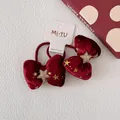 Dettaglio di un paio di elastici per capelli in velluto rosso con stelle dorate - Elastico per capelli / Rosso