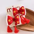 Detalle de horquillas rojas de Año Nuevo con lentejuelas, pelo y bordado de flores - Estilo Lazo con Borla de Cuentas