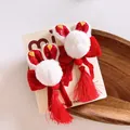 Vista detallada de pinzas para el pelo de terciopelo rojo con conejos y bordado dorado - Estilo Orejas Conejo Lazo