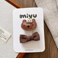 Detailsicht des Kinder-Haarspangen-Sets mit braunem Lederbären und Stoffschleife - Kaffeebrauner Bär