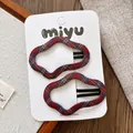 Détail des barrettes BB ondulées avec texture de tissu à carreaux rouge et bleu - Nuage à Carreaux Rouge Bleu