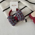 Detalle de coletero con lazo de pata de gallo azul y rojo con banda elástica roja - Cuerda de pelo con lazo
