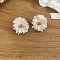 Elegante madeliefje oorknopjes met gradiënt, glinsterende witte en roze bloemblaadjes. - 40# Madeliefje Oorknopjes