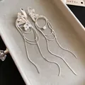 Dettaglio di orecchini a farfalla asimmetrici in argento con perle e nappe - Stile Perla con Nappa Ondulata (35#)