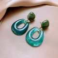 Orecchini pendenti vintage in resina verde con dettagli dorati su seta champagne - Orecchini Pendenti in Resina Verde Retrò (925 Sterling Silver Earring Post)