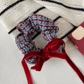 Detalle de coletero con estampado de pata de gallo azul y rojo y lazo de terciopelo - Coletero Lazo con Cinta