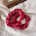 Detail von dunkelroten Seiden-Scrunchies mit Glanzperlen auf Leinenhintergrund - Kleiner Rüschen-Stil (Mit Roter Akzentperle) / Burgunderrot