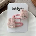 Détail de barrettes lapin en peluche rose sur carte avec tissu texturé doux - Pince À Cliquer Lapin / Rose