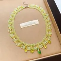 Détail du collier de perles vertes avec des pendentifs en forme de goutte d'eau facettée - Collier / Vert