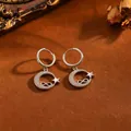 Detalle de pendientes plateados de luna e estrella con símbolo de infinito. - Estilo Luna Estrella Infinito Plateado (T057) / Plateado
