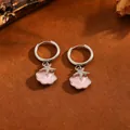 Primer plano de pendientes de aro de acero con colgantes de concha rosa y estrella - Estilo Estrella Concha Plateado (T057) / Plateado