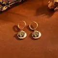 Primer plano de pendientes árbol de la vida con incrustación de nácar y piedras verdes - Estilo Luna Árbol Verde Dorado (T057) / Dorado