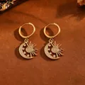Detalle de pendientes de aro en acero dorado con sol y luna y detalles de cristal pavé - Estilo Sol Luna Dorado (T057) / Dorado
