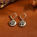 Detalle macro de los pendientes de aro con el Árbol de la Vida y la Luna Creciente. - Estilo Luna Árbol Verde Plateado (T057) / Plateado