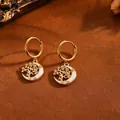 Detalle de pendientes de aro árbol de la vida dorados con nácar y cristales brillantes. - Estilo Árbol de la Vida Luna Dorada (T057) / Dorado