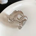 Bracciale rigido in metallo argento con un design unico plissettato e bordi a balze. - Stile Pizzo a Fori Tondi a Pieghe (85#) / Pezzo Singolo / Argento