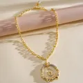 Dettaglio della collana dorata con ciondolo a lucchetto in strass e perla raffinata - Pendaglio a Serratura Tonda Irregolare (HN11703) / Oro
