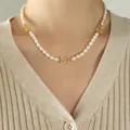 Elegante collana di perle d'acqua dolce con tre ciondoli a farfalla dorati da donna - Collana di Perle con Farfalla d'Oro (P1363) / 40+5cm