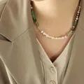 Collar de perlas naturales y piedras verdes en modelo con blazer caqui elegante - Color Acero (P1359)