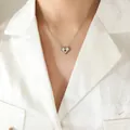 Collana con ciondolo a cuore argentato e gemma blu indossata da una modella reale - Argento