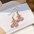 Orecchini a ciliegia rosa con pietre occhio di gatto e foglie con strass su pelle - 76# Orecchini a Forma di Ciliegia con Perla Occhio di Gatto Rosa e Gancio Oro