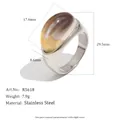 Anillo de acero inoxidable pulido con una gran piedra ovalada de resina ámbar - Talla 6 / Estilo Plateado R5618 / Plateado