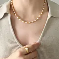 Set elegante di collana di perle d'acqua dolce e anello dorato sulla modella - Collana Oro 40+5cm