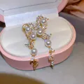 Vista macro di eleganti orecchini con zirconia e perle in una confezione regalo rosa - Stile Clip per Orecchio (23#)