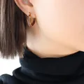 Vintage goldene und braune V-förmige Creolen aus Titanstahl am Model für Damen - Gold