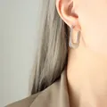 Pendientes vintage plateados en forma de U de acero con rayas verticales en un modelo - Color acero